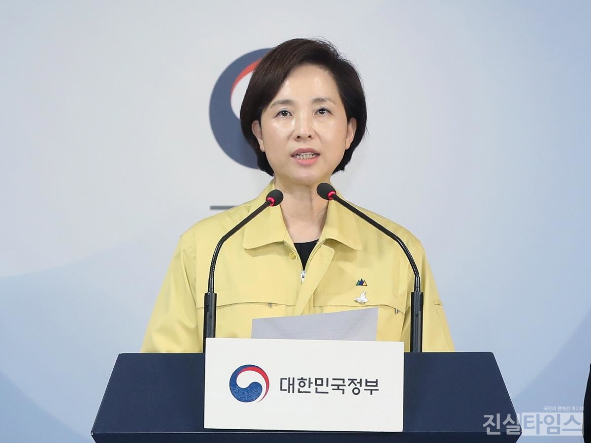 브리핑하는 유은혜 사회부총리 겸 교육부장관 (서울=진실타임스) 이윤영 기자 = 유은혜 사회부총리 겸 교육부장관은 4일 정부서울청사에서 생활 속 거리두기로의 전환과 연계하여 전국 유ㆍ초ㆍ중ㆍ고ㆍ특수학교 및 각종학교의 단계적·순차적 등교수업 방안 및 학교 방역 조치 사항을 함께 발표했다. 이 과정에서 교원(단체), 교육청 등 교육 현장과 학부모 등의 의견을 수렴하면서 안전한 등교를 위한 다양한 방안을 신중히 검토했다. “등교수업은 코로나19의 종식을 의미하지 않으며, 어렵게 결정된 등교수업이 차질 없이 이루어지기 위해서는 ‘생활 속 거리 두기’와 학교 방역 지침에 대한 전 국민의 적극적인 관심과 협조가 필요하다”라고 당부하며, “교육부도 학교가 안전한 가운데 빠르게 정상화 될 수 있도록 시도교육청, 보건당국과 함께 긴장의 끈을 놓지 않고 철저히 준비해 나갈 것이다”라고 밝혔다. 2020.05.04 jinsiltimesdesk@jinsiltimes.org [교육부 제공]