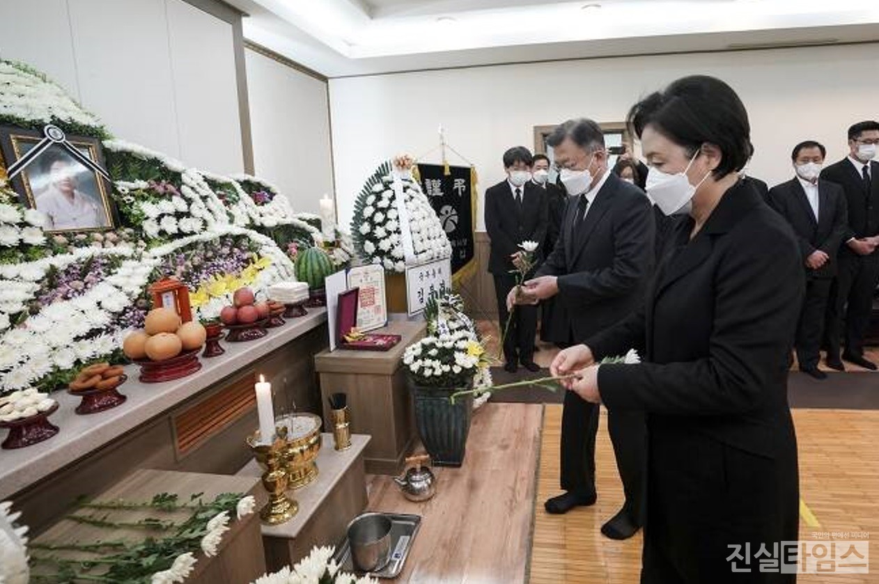 헌화하는 문재인 대통령, 김정숙 여사 (서울=진실타임스) 이윤영 기자 = 문재인 대통령과 김정숙 여사가 9일 오후 광주 동구 필문대로 365 조선대학교병원 장례식장에 마련된 이한열 열사 모친 故 배은심 여사의 빈소를 찾아 헌화하고 있다. 2022.1.9 jinsiltimesdesk@jinsiltimes.org [청와대 제공 재판매 및 DB 금지]