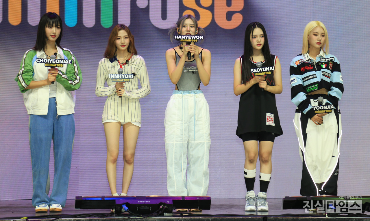 기자간담회 갖는 신인 걸그룹 미미로즈(mimiirose) (서울=진실타임스) 이윤영 기자 = 걸그룹 미미로즈(mimiirose) 데뷔 기념 쇼케이스 및 기자간담회가 16일 오후 3시 서울 광진구 구천면로 20 예스24 라이브홀에서 열렸다. 이 날, 미미로즈(mimiirose) 서윤주, 한예원, 인효리, 윤지아, 최연재가 기자간담회를 하고 있다. 2022.9.16 jinsiltimesdesk@jinsiltimes.org