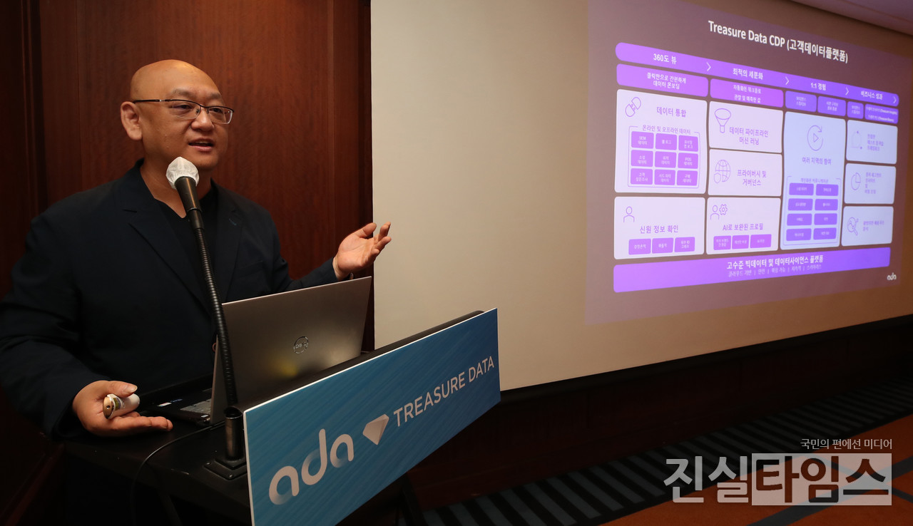전략적 합병에 대해 발표하는 ADA 코리아 고영혁 대표 (서울=진실타임스) 이윤영 기자 = ADA 코리아 고영혁 대표가 16일 오전 10시 30분 서울 강남구 테헤란로 521 그랜드 인터컨티넨탈 서울 파르나스 3FL 포시시아 룸에서 열린 "트레저 데이터 코리아 기자간담회"에서 전략적 합병에 대해 발표 하고 있다. 빅데이터 기반의 고객 데이터 플랫폼(CDP, Customer Data Platform) 솔루션 기업과 고객 데이터 분석 및 광고 운영 극대화, 관련 컨설팅 및 e-커머스 등 CDP 솔루션 구축 이후의 관리 영역에 특화된 글로벌 기업이 국내 시장에서의 전략적 합병을 전격 단행했다. 한편, 빅데이터 기반 CDP(Customer Data Platform) 솔루션을 제공하는 글로벌 선도 기업 트레저 데이터(Treasure Data)의 한국지사인 트레저 데이터 코리아와 데이터 분석 및 인공지능을 기반으로 디지털 마케팅 솔루션과 이커머스(eCommerce) 서비스를 제공하는 글로벌 선도 기업인 ADA의 한국지사인 ADA 코리아는 보다 더 전문적이고 효과적인 엔드 투 엔드(End-to-End) 고객 데이터 활용 서비스를 제공하기 위해 5월 1일 부로 전략적 합병을 단행했다고 밝혔다. 2023.5.16 jinsiltimesdesk@jinsiltimes.org [ADA 코리아 제공 재판매 및 DB 금지]