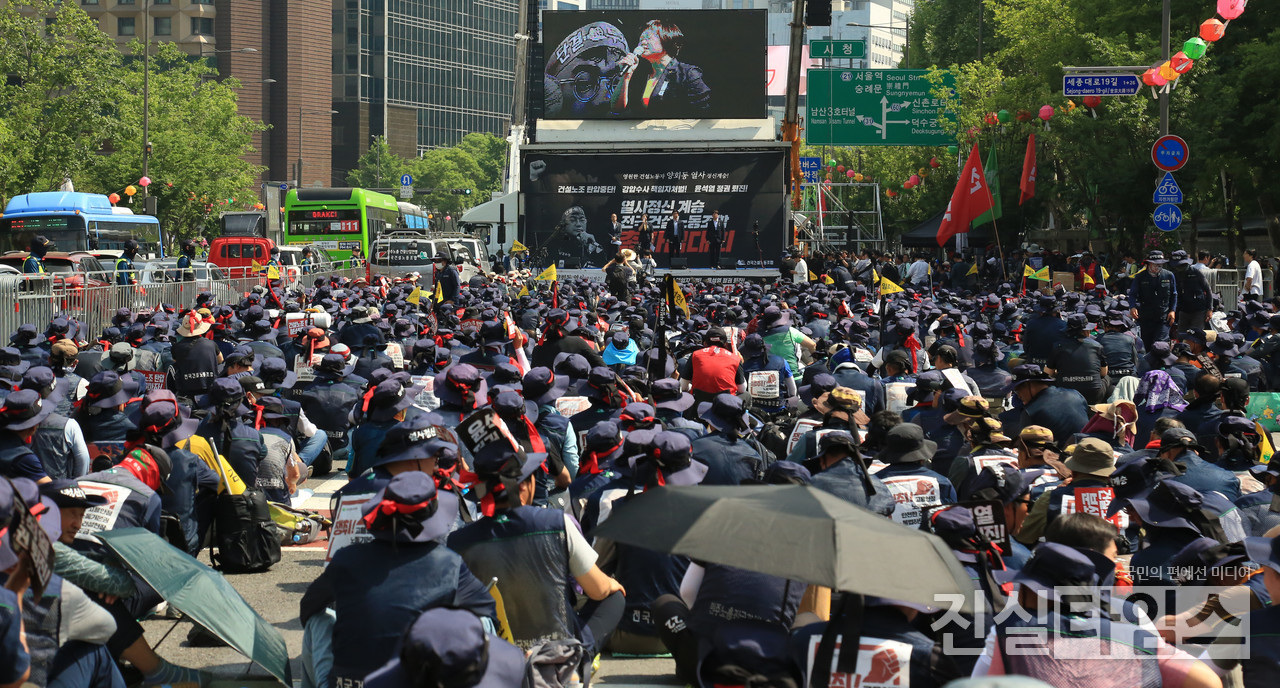 건설노조, 양회동 열사 정신 계승 총파업 결의대회 (서울=진실타임스) 이윤영 기자 = 전국민주노동조합총연맹 전국건설노동조합 관계자들이 16일 오후 2시 서울 중구 태평로 2가 세종대로에서 열린 "양회동 열사 정신 계승 총파업 결의대회"를 하고 있다. 2023.5.16 jinsiltimesdesk@jinsiltimes.org