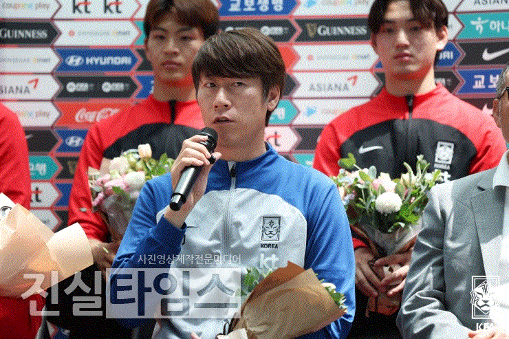 인사말하는 김은중 U-20 감독 (서울=진실타임스) 이윤영 기자 = 김은중호 U-20 축구대표팀 2대회 연속 4강 진출 금의환향이 14일 오후 1시 인천 중구 제2터미널대로 446 인천국제공항 제2여객터미널에서 2019년 폴란드에 이어 2023년 아르헨티나에서 2회 연속 4강 진출을 쾌거를 이룬 U-20 축구대표팀이 팬들의 환영 속 귀국했다. 이 날, 김은중 U-20 감독이 인사말을 하고 있다. 2023.6.14 jinsiltimesdesk@jinsiltimes.org