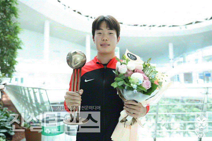 ''3골 4도움' 세 번째 브론즈볼 수상' 이승원 선수 (서울=진실타임스) 이윤영 기자 = 김은중호 U-20 축구대표팀 2대회 연속 4강 진출 금의환향이 14일 오후 1시 인천 중구 제2터미널대로 446 인천국제공항 제2여객터미널에서 2019년 폴란드에 이어 2023년 아르헨티나에서 2회 연속 4강 진출을 쾌거를 이룬 U-20 축구대표팀이 팬들의 환영 속 귀국했다. 이 날, 3골 4도움 세번째 브론즈볼 수상한 이승원 선수가 브론즈볼 트로피를 들고 기념촬영을 하고 있다. 2023.6.14 jinsiltimesdesk@jinsiltimes.org