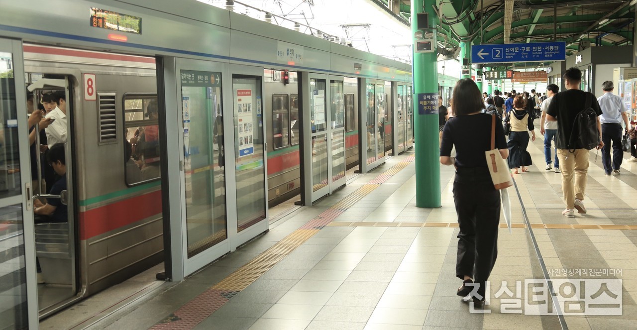 구로 KTX 인근 철로서 사망 사고 발생 (서울=진실타임스) 이윤영 기자 = 오늘(26일) 오전 서울 노원구 월계동 지하철 1호선 석계역 승강장에 시민들이 다른 지하철로 이동 하고 있다. 이 날, 오전 5시 30분께 영등포역에서 금천구청역 사이 구간 선로에 무단 진입한 남성이 운행 중이던 부산행 KTX 열차에 치이는 사고가 발생했다. 이 사고로 KTX와 1호선 열차 등이 해당 구간 운행이 일시 중지됐다, 2023.7.26 jinsiltimesdesk@jinsiltimes.org