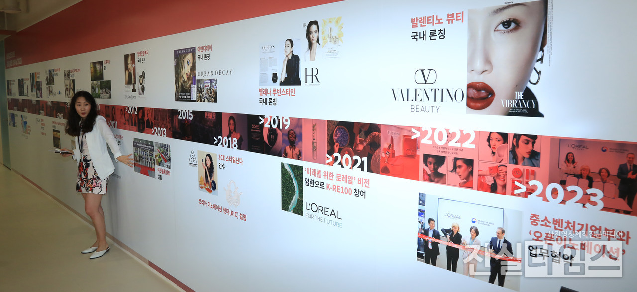 창립 30주년 경과보고 하는 소지혜 로레알 코리아 그룹 홍보실 부문장 (서울=진실타임스) 이윤영 기자 = 소지혜 로레알 코리아 그룹 홍보실 부문장이 1일 오전 10시 서울 강남구 영동대로 517 아셈타워 로레알 코리아에서 열린 "로레알 코리아 창립 30주년 기자간담회"에서 로레알 코리아 창립 30주년 그동안의 일대기를 취재진을 향해 경과보고 하고 있다. 2023.9.1 jinsiltimesdesk@jinsiltimes.org