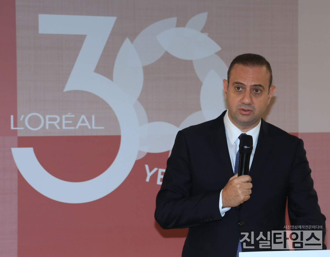 인사말하는 파브리스 메가베인 로레알 북아시아 총괄 사장 (서울=진실타임스) 이윤영 기자 = 파브리스 메가베인 로레알 북아시아 총괄 사장이 1일 오전 10시 서울 강남구 영동대로 517 아셈타워 로레알 코리아에서 열린 "로레알 코리아 창립 30주년 기자간담회"에서 인사말을 하고 있다. 2023.9.1 jinsiltimesdesk@jinsiltimes.org