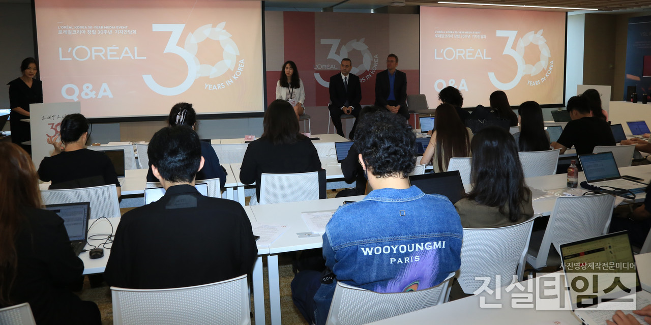 로레알 코리아 창립 30주년 기자간담회 (서울=진실타임스) 이윤영 기자 = 로레알 코리아 창립 30주년 기자간담회가 1일 오전 10시 서울 강남구 영동대로 517 아셈타워 로레알 코리아에서 열렸다. 이 날, 파브리스 메가베인 로세알 북아시아 총괄 사장, 사무엘 뒤 리테일 로레알 코리아 대표, 소지혜 로레알 코리아 그룹 홍보실 부문장, 전주현 최고소비자책임자 등이 참석했다. 2023.9.1 jinsiltimesdesk@jinsiltimes.org