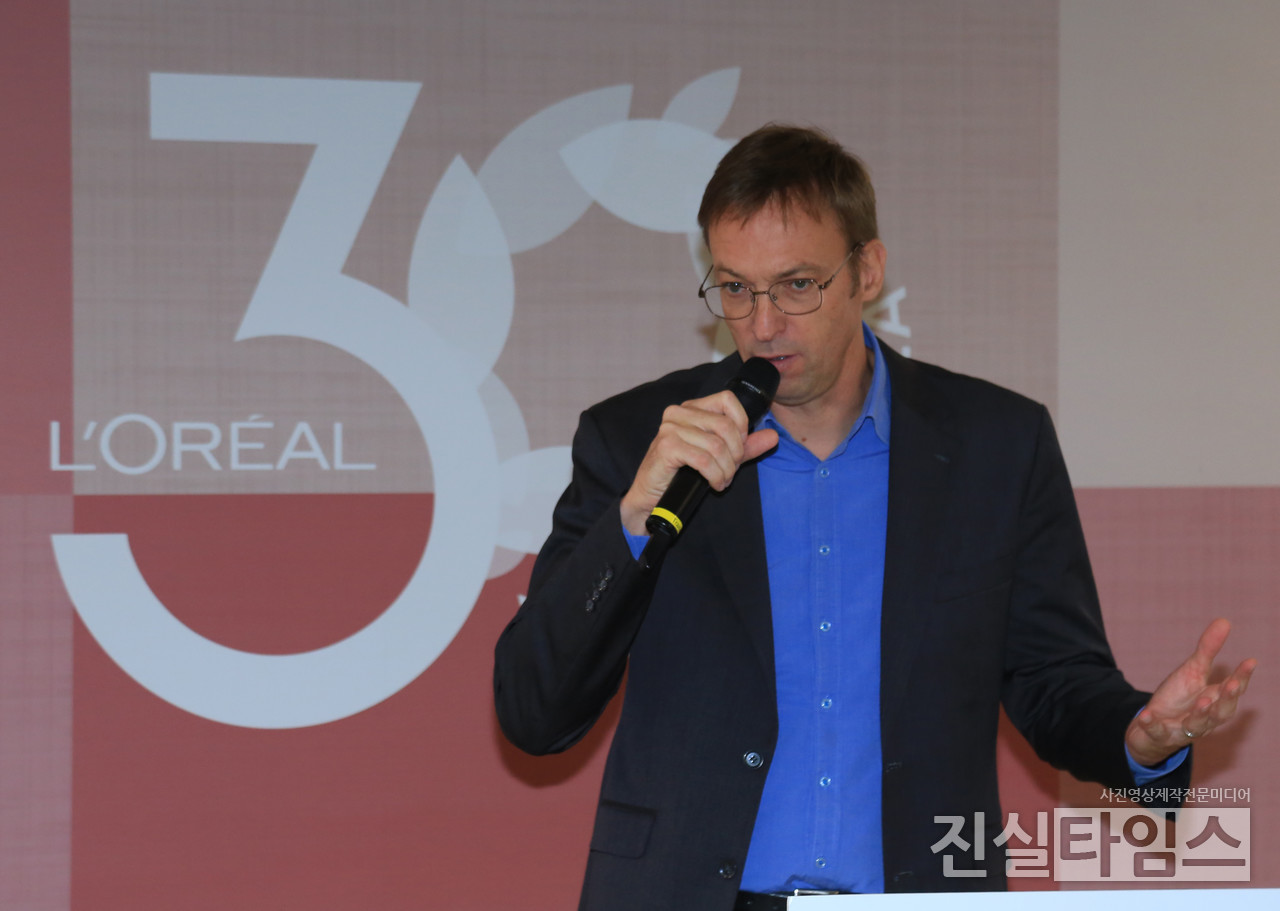 대한민국 미래 전략에 대해 발표하는 사무엘 뒤 리테일 로레알 코리아 대표 (서울=진실타임스) 이윤영 기자 = 사무엘 뒤 리테일 로레알 코리아 대표가 1일 오전 10시 서울 강남구 영동대로 517 아셈타워 로레알 코리아에서 열린 "로레알 코리아 창립 30주년 기자간담회"에서 대한민국 미래 전략에 대해 발표하고 있다. 2023.9.1 jinsiltimesdesk@jinsiltimes.org