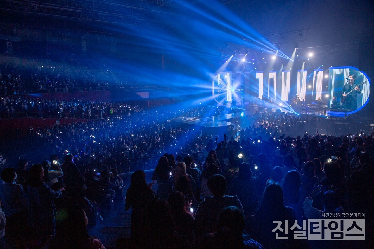 마지막으로 관객들의 열렬한 앙코르 요청에 힘입어 씨엔블루는 ‘YOUNG FOREVER’ ‘Can’t Stop’ ‘과거 현재 미래 (Then, Now and Forever)’ ‘Love Girl’을 열창하며 진한 여운을 남겼다. 모두가 기다려 온 6년 만의 국내 콘서트인 만큼 씨엔블루는 공연 내내 관객들과 눈을 맞추며 호흡했고, 정용화의 폭발적인 가창력, 강렬하고 경쾌한 강민혁의 드럼, 이정신의 베이스 연주로 완벽한 밴드 사운드를 선물했다. 이에 관객들은 기립하여 함성과 떼창, 슬로건 이벤트로 보답하며 200분간의 공연을 뜨겁게 마무리했다.