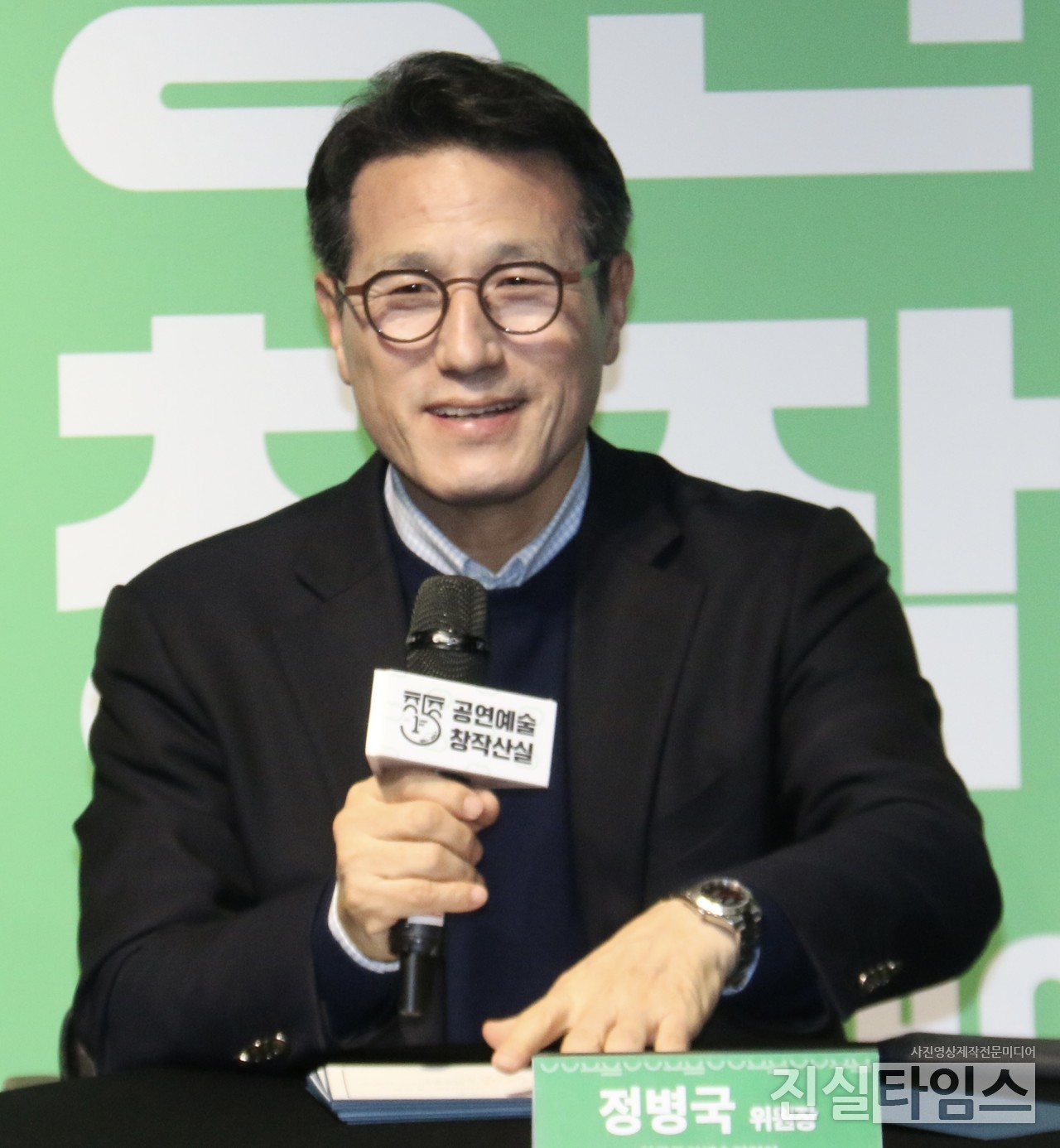인사말하는 정병국 한국문화예술위원회 위원장 (서울=진실타임스) 이윤영 기자 = 정병국 한국문화예술위원회 위원장이 11일 오후 2시 서울 종로구 동숭길 3 한국문화예술위원회 대학로 예술가의 집 2층 라운지에서 열린 "2023. 공연예술창작산실 : 올해의 신작 통합 기자간담회"에서 인사말을 하고 있다. 2023.12.11 jinsiltimesdesk@jinsiltimes.org