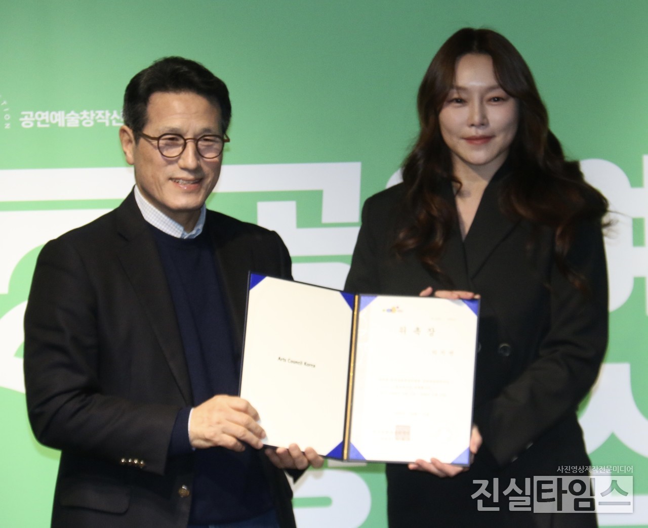 홍보대사 위촉하는 차지연 (서울=진실타임스) 이윤영 기자 = 배우 차지연이 11일 오후 2시 서울 종로구 동숭길 3 한국문화예술위원회 대학로 예술가의 집 2층 라운지에서 열린 "2023. 공연예술창작산실 : 올해의 신작 통합 기자간담회"에서 홍보대사 위촉 후 기념촬영을 하고 있다. 2023.12.11 jinsiltimesdesk@jinsiltimes.org