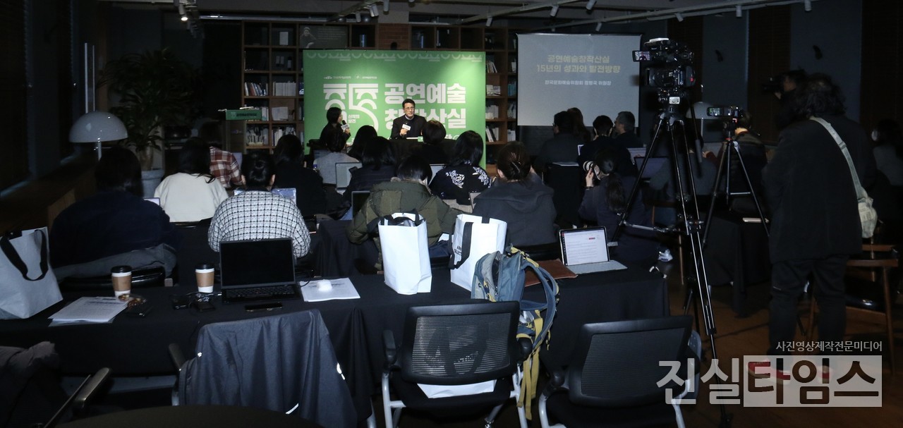 2023. 공연예술창작산실 : 올해의 신작 통합 기자간담회 (서울=진실타임스) 이윤영 기자 = 2023. 공연예술창작산실 : 올해의 신작 통합 기자간담회가 11일 오후 2시 서울 종로구 동숭길 3 한국문화예술위원회 대학로 예술가의 집 2층 라운지에서 열렸다. 이 날, 정병국 한국문화예술위원회 위원장, 강량원 아르코·대학로예술극장장, 홍승욱 한국문화예술위원회 극장운영부장 등이 참석했다. 2023.12.11 jinsiltimesdesk@jinsiltimes.org
