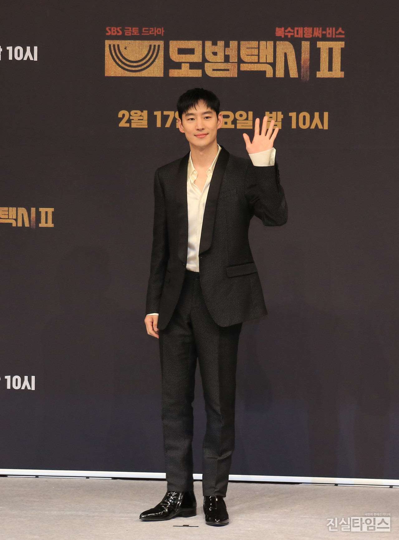 이제훈, "'모범택시2'로 돌아 온 반가운 손인사" (서울=진실타임스) 이윤영 기자 = SBS 금토드라마 '모범택시2' 제작발표회가 17일 오후 1시 30분 서울 양천구 목동서로 161 SBS 13층 SBS홀에서 열렸다. 이 날, 이제훈 배우가 손인사를 하며 포토 포즈 취하고 있다. 2023.2.17 jinsiltimesdesk@jinsiltimes.org