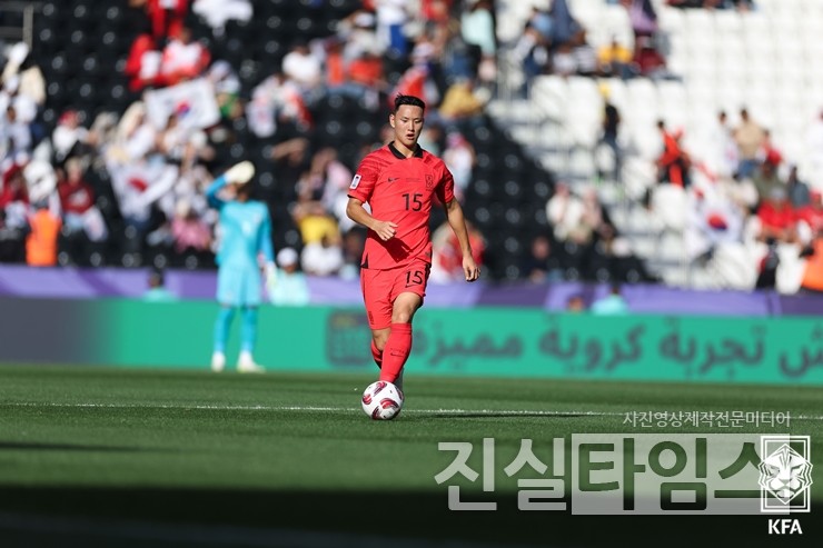 드리블하는 정승현 (서울=진실타임스) 이윤영 기자 = 위르겐 클린스만 감독이 이끄는 대한민국 남자 축구대표팀(FIFA 랭킹 23위)이 15일 오후 8시 30분(대한민국 시간) 카타르 알라이얀 위치한 자심 빈 하마드 스타디움에서 열린 2023. 아시아축구연맹(AFC) 아시안컵 E조 1차전에서 정승현이 수비 라인에서 볼을 잡은 후 드리블을 하고 있다. 2024.1.15 jinsiltimesdesk@jinsiltimes.org [대한축구협회 제공 재판매 및 DB 금지]