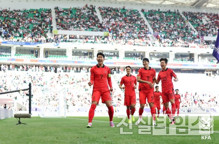 선제골 넣은 후 세레머니 하는 손흥민 (서울=진실타임스) 이윤영 기자 = 위르겐 클린스만 감독이 이끄는 대한민국 남자 축구대표팀(FIFA 랭킹 23위)은 20일 오후 8시 30분(대한민국 시간) 카타르 도하의 알투마마 스타디움에서 열린 2023. 아시아축구연맹(AFC) 아시안컵 축구 조별리그 E조 2차전에서 손흥민 선수가 전반 9분에 자신의 페널티킥 골을 넣은 후 세레머니를 하고 있다. 2023.1.20 jinsiltimesdesk@jinsiltimes.org [대한축구협회 제공 재판매 및 DB 금지]