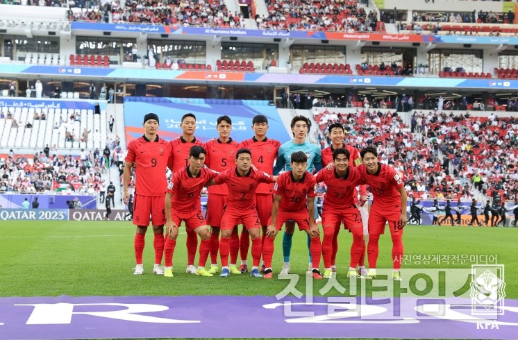 승리를 향해~ (서울=진실타임스) 이윤영 기자 = 위르겐 클린스만 감독이 이끄는 대한민국 남자 축구대표팀(FIFA 랭킹 23위)은 20일 오후 8시 30분(대한민국 시간) 카타르 도하의 알투마마 스타디움에서 열린 2023. 아시아축구연맹(AFC) 아시안컵 축구 조별리그 E조 2차전에서 대한민국 선수들이 경기 시작 전 기념촬영을 하고 있다. 2023.1.20 jinsiltimesdesk@jinsiltimes.org [대한축구협회 제공 재판매 및 DB 금지]