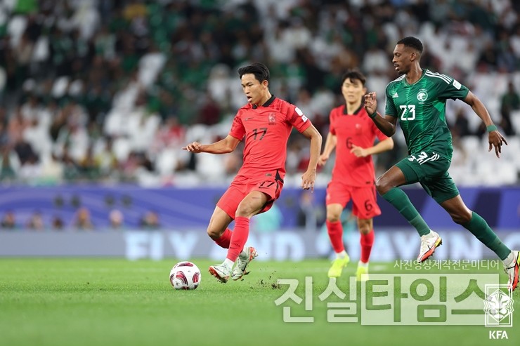 공 다루는 정우영 (서울=진실타임스) 이윤영 기자 = 위르겐 클린스만 감독이 이끄는 대한민국 남자 축구대표팀이 31일 오전 1시(대한민국 시간) 카타르 알 라이얀 에듀케이션 시티 스타디움에서 열린 2023. 아시아축구연맹(AFC) 아시안컵 16강에서 승부차기 끝에 사우디아라비아를 꺾고 8강에 선착했다. 이 날, 정우영이 공을 다루는 패스를 줄 선수를 보고 있다. 2024.1.31 jinsiltimesdesk@jinsiltimes.org [대한축구협회 제공 재판매 및 DB 금지]