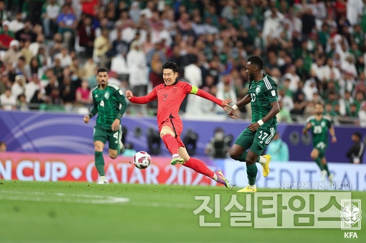 드리블하는 손흥민 (서울=진실타임스) 이윤영 기자 = 위르겐 클린스만 감독이 이끄는 대한민국 남자 축구대표팀이 31일 오전 1시(대한민국 시간) 카타르 알 라이얀 에듀케이션 시티 스타디움에서 열린 2023. 아시아축구연맹(AFC) 아시안컵 16강에서 승부차기 끝에 사우디아라비아를 꺾고 8강에 선착했다. 이 날, 손흥민이 상대 수비를 앞에 두고 드리블을 시도하고 있다. 2024.1.31 jinsiltimesdesk@jinsiltimes.org [대한축구협회 제공 재판매 및 DB 금지]