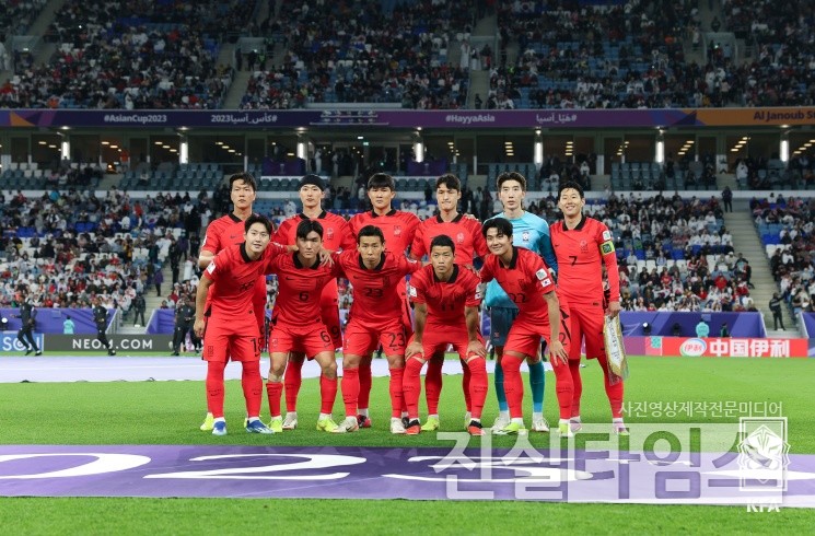'64년 만의 우승 도전' 대한민국 축구대표팀 (서울=진실타임스) 이윤영 기자 = 위르겐 클린스만 감독이 이끄는 대한민국 축구대표팀(FIFA랭킹 23위)이 오늘(3일)(대한민국 시간) 카타르 알 와크라의 알자눕 스타디움에서 열린 2023. 아시아축구연맹(AFC) 아시안컵 8강전 호주와의 경기 시작 전 4강의 염원을 담은 선수들의 단체 기념촬영을 하고 있다. 2024.2.3 jinsiltimesdesk@jinsiltimes.org [대한축구협회 제공 재판매 및 DB 금지]