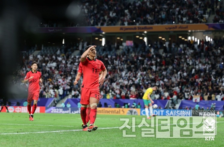 극장 동점골 후 세레머니 하는 황희찬 (서울=진실타임스) 이윤영 기자 = 위르겐 클린스만 감독이 이끄는 대한민국 축구대표팀(FIFA랭킹 23위)이 오늘(3일)(대한민국 시간) 카타르 알 와크라의 알자눕 스타디움에서 열린 2023. 아시아축구연맹(AFC) 아시안컵 8강전 호주와의 경기에서 황희찬이 0 vs 1로 뒤진 후반 추가시간 페널티킥 극장 동점골을 넣은 뒤 세레머니 하고 있다. 2024.2.3 jinsiltimesdesk@jinsiltimes.org [대한축구협회 제공 재판매 및 DB 금지]