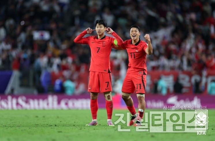 역전 결승골 후 세레머니 하는 손흥민 (서울=진실타임스) 이윤영 기자 = 위르겐 클린스만 감독이 이끄는 대한민국 축구대표팀(FIFA랭킹 23위)이 오늘(3일)(대한민국 시간) 카타르 알 와크라의 알자눕 스타디움에서 열린 2023. 아시아축구연맹(AFC) 아시안컵 8강전 호주와의 경기에서 손흥민이 1 vs 1로 맞선 연장 전반에 역전 결승골을 넣은 뒤 황희찬과 함께 포효하고 있다. 2024.2.3 jinsiltimesdesk@jinsiltimes.org [대한축구협회 제공 재판매 및 DB 금지]