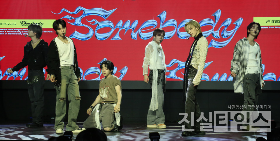 에이머스, "타이틀곡 'Somebody' 피날레 무대" (서울=진실타임스) 이윤영 기자 = 그룹 에이머스(AIMERS), 두 번째 싱글 ‘SOMEBODY’ 컴백 쇼케이스 및 기자간담회가 15일 오후 2시 서울 마포구 잔다리로 32 지하 1층 홍대 무신사개러지에서 열렸다. 이 날, 에이머스 승현, 은준, 도륜, 요엘, 승환, 우영이 타이틀곡 'Somebody' 무대를 선보이고 있다. 2024.2.15 jinsiltimesdesk@jinsiltimes.org