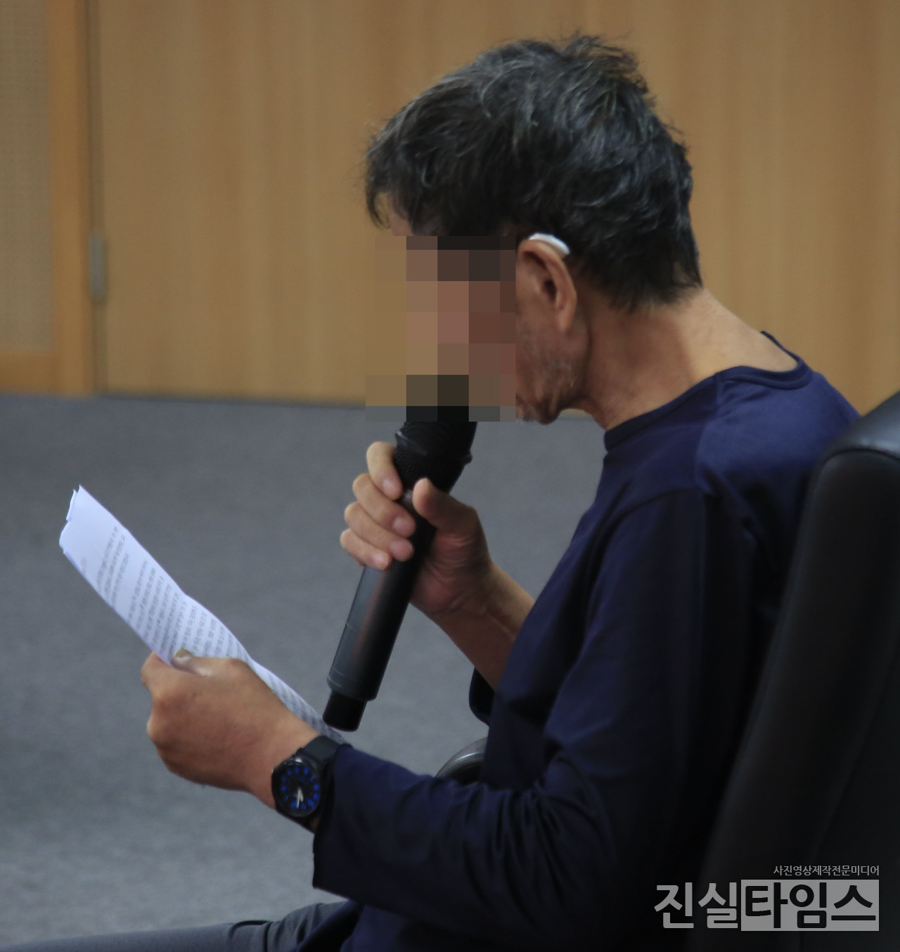 관련 발언 하는 피해자 발언 이모씨 (서울=진실타임스) 이윤영 기자 = 피해자 발언 이모씨가 9일 오전 10시 30분 서울 중구 퇴계로 17 남산스케어빌딩 6층 진실화해위원회 대회의실에서 열린 "서울시립갱생원 등 성인부랑인수용시설 인권 침해 사건 진실규명 결정 발표 기자간담회"에서 관련 발언을 하고 있다. 이 날, 상임위원 이상훈 등이 참석했다. 한편, 서울시립갱생원 등 성인부랑인수용시설 인권침해 사건 조사 결과, 서울시립갱생원, 대구시립희망원, 충남 천성원(성지원, 양지원), 경기 성혜원 등 성인부랑인수용시설 4개소 진실규명 결과(조사 내용, 권고사항) 등 설명과 함께 집단 수용시설 사건 조사 현황 및 향후 계획에 대해 말했다. 2024.9.9 jinsiltimesdesk@jinsiltimes.org