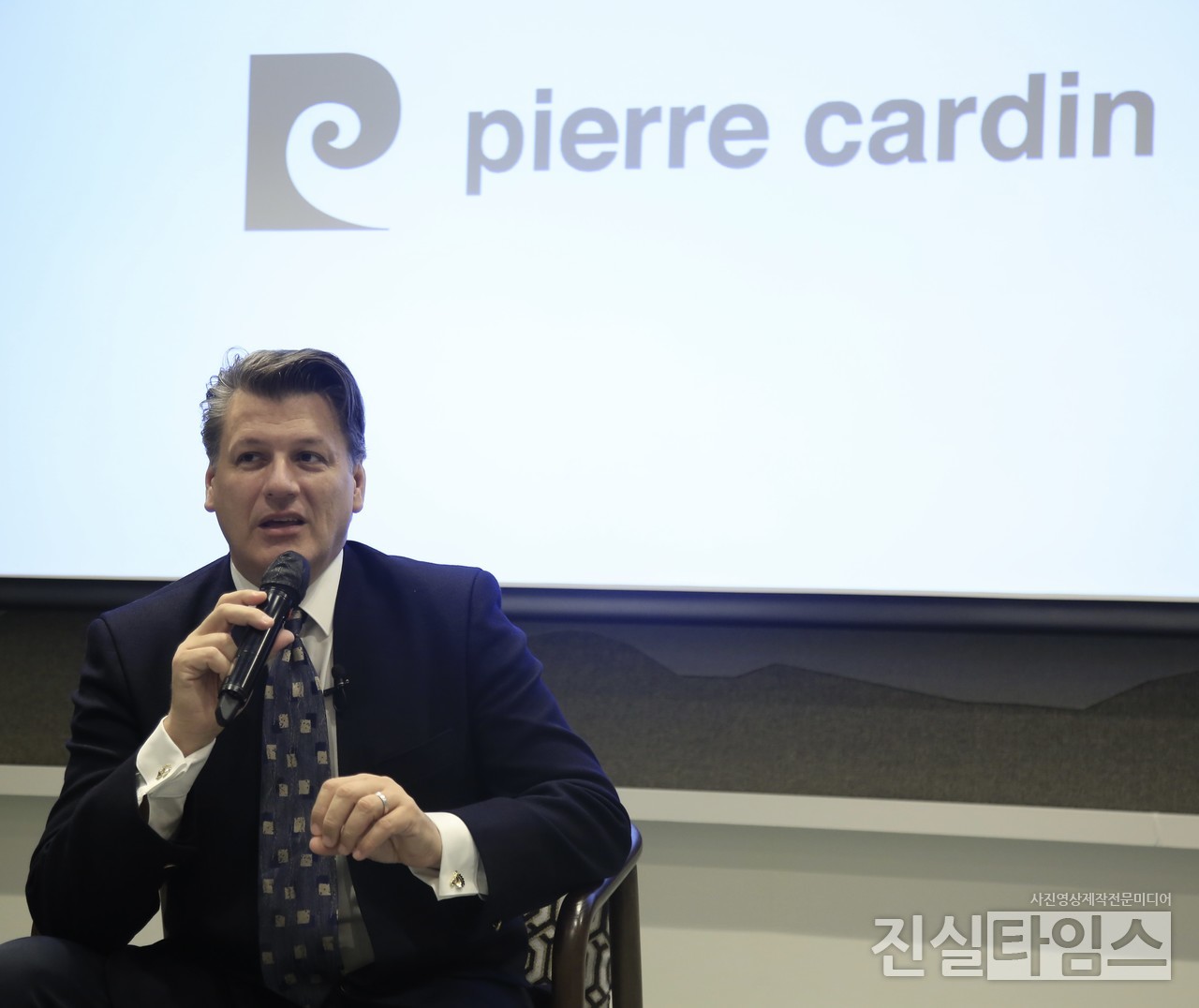 질문의 답하는 피에르가르뎅 CEO 대상 (서울=진실타임스) 이윤영 기자 = 로드리고 피에르가르뎅 CEO 대상이 29일 오전 9시 서울시 강남구 논현로 854 안다즈 호텔 B2 비욘드 더 글라스에서 열린 "피에르가르뎅 프레스 컨퍼런스"에서 질문의 답하고 있다. 2024.10.29 jinsiltimesdesk@jinsiltimes.org