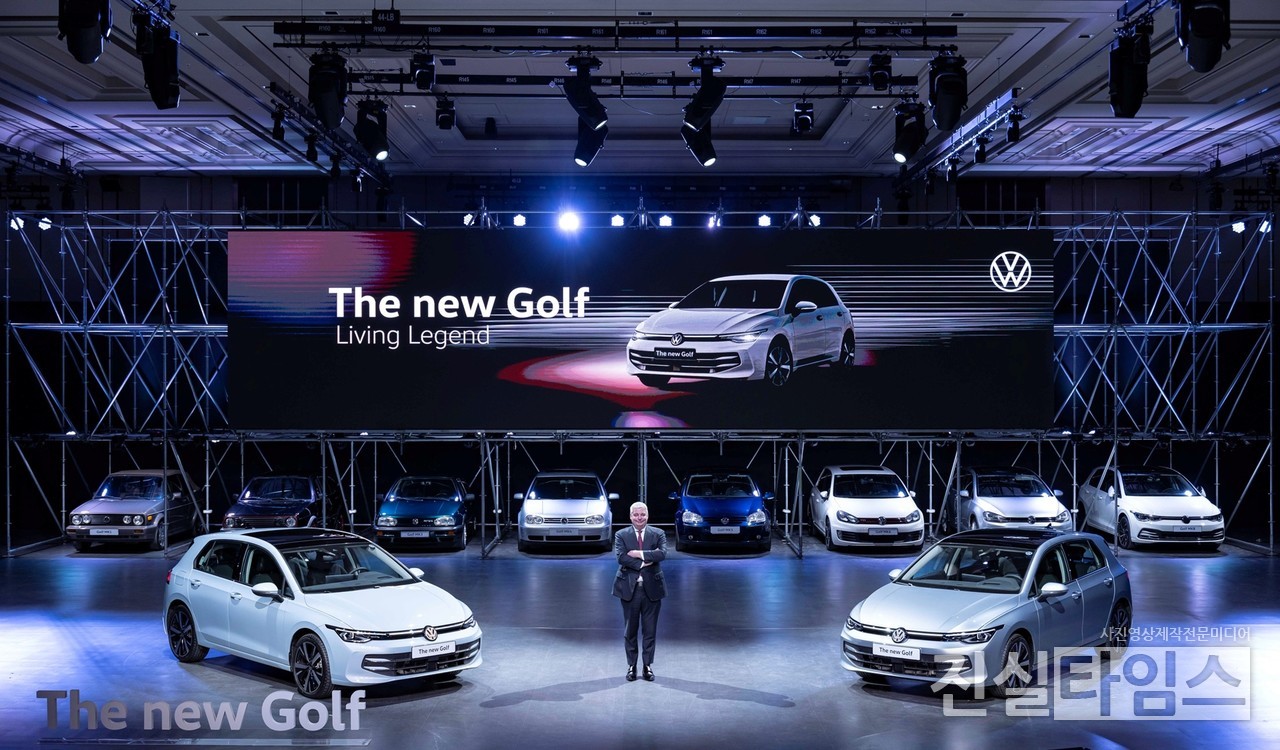 폭스바겐, "아이코닉 해치백, 골프의 부분변경 모델 ‘신형 골프(The New Golf)의 새로운 부분변경 출시" (인천=진실타임스) 이윤영 기자 = 틸 셰어 폭스바겐그룹코리아 사장이 14일 인천 중구 공항문화로 127 인스파이어리조트에서 열린 "아이코닉 해치백, 골프의 부분변경 모델 ‘신형 골프(The New Golf)’ 신제품 출시 미디어데이"에서 수 많은 차량 앞에서 포토 포즈 취하고 있다. 폭스바겐 신형 골프의 가격은 프리미엄 40,070,000원, 프레스티지 43,960,000원이다(*VAT 포함). 폭스바겐코리아는 신형 골프 출시를 기념해 구매 고객에게 차량 등록비 200만 원을 지원한다. 이와 함께 ‘폭스바겐 인증 블랙박스 장착’ 및 ‘웰컴키트’ 제공, ‘5년/15만 km의 무상 보증 연장 프로그램’과 공식 서비스센터에서 사고차량 보험 수리 시 자기부담금을 총 5회까지 무상으로 지원하는 ‘사고 수리 토탈케어 서비스’ (최초 1년, 주행거리 제한 없음, 사고 1회당 50만 원 한도)를 제공해 차량 유지 보수 비용의 부담을 크게 낮췄다. 한편, 폭스바겐코리아는 신형 골프 2.0 TDI 모델에 이어 오는 6월 골프의 고성능 모델 ‘신형 골프 GTI’를 대한민국 시장에 공식 출시, 강력한 퍼포먼스를 원하는 고객들을 위한 선택지를 마련 할 계획이다. 2025.02.14 jinsiltimesdesk@jinsiltimes.org [폭스바겐그룹코리아 제공 재판매 및 DB 금지]