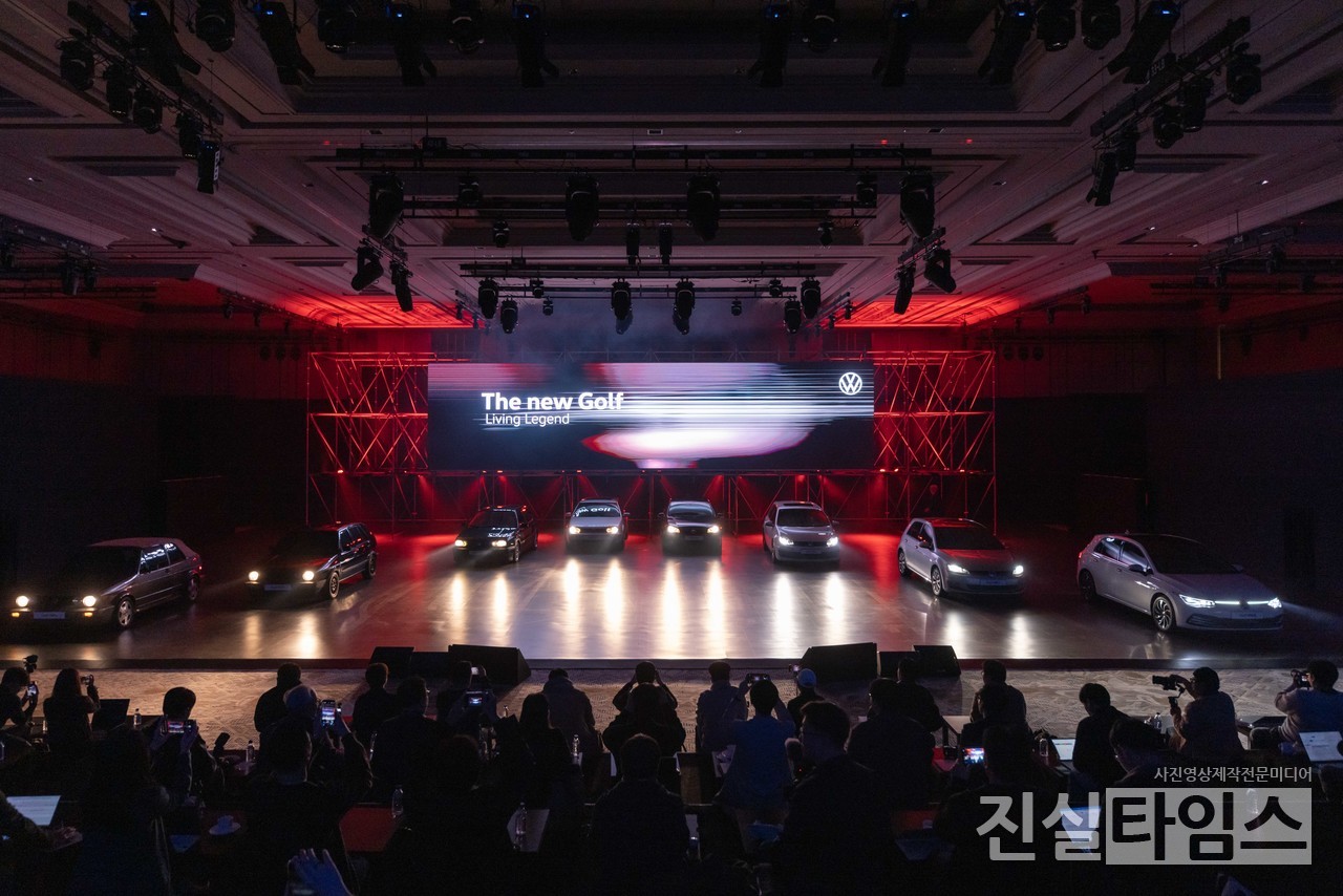 폭스바겐의 새로운 시작 (인천=진실타임스) 이윤영 기자 = 틸 셰어 폭스바겐그룹코리아 사장이 14일 인천 중구 공항문화로 127 인스파이어리조트에서 열린 "아이코닉 해치백, 골프의 부분변경 모델 ‘신형 골프(The New Golf)’ 신제품 출시 미디어데이"에서 수 많은 차량 앞에서 포토 포즈 취하고 있다. 폭스바겐 신형 골프의 가격은 프리미엄 40,070,000원, 프레스티지 43,960,000원이다(*VAT 포함). 폭스바겐코리아는 신형 골프 출시를 기념해 구매 고객에게 차량 등록비 200만 원을 지원한다. 이와 함께 ‘폭스바겐 인증 블랙박스 장착’ 및 ‘웰컴키트’ 제공, ‘5년/15만 km의 무상 보증 연장 프로그램’과 공식 서비스센터에서 사고차량 보험 수리 시 자기부담금을 총 5회까지 무상으로 지원하는 ‘사고 수리 토탈케어 서비스’ (최초 1년, 주행거리 제한 없음, 사고 1회당 50만 원 한도)를 제공해 차량 유지 보수 비용의 부담을 크게 낮췄다. 한편, 폭스바겐코리아는 신형 골프 2.0 TDI 모델에 이어 오는 6월 골프의 고성능 모델 ‘신형 골프 GTI’를 대한민국 시장에 공식 출시, 강력한 퍼포먼스를 원하는 고객들을 위한 선택지를 마련 할 계획이다. 2025.02.14 jinsiltimesdesk@jinsiltimes.org [폭스바겐그룹코리아 제공 재판매 및 DB 금지]