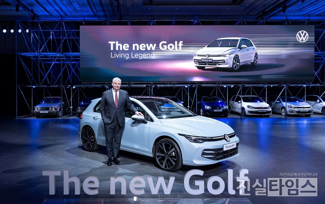 틸 셰어 폭스바겐그룹코리아 사장, "새로운 부분변경(The New Golf)와 함께" (인천=진실타임스) 이윤영 기자 = 틸 셰어 폭스바겐그룹코리아 사장이 14일 인천 중구 공항문화로 127 인스파이어리조트에서 열린 "아이코닉 해치백, 골프의 부분변경 모델 ‘신형 골프(The New Golf)’ 신제품 출시 미디어데이"에서 새로운 부분변경(The new Golf) 차량 앞에서 포토 포즈 취하고 있다. 폭스바겐 신형 골프의 가격은 프리미엄 40,070,000원, 프레스티지 43,960,000원이다(*VAT 포함). 폭스바겐코리아는 신형 골프 출시를 기념해 구매 고객에게 차량 등록비 200만 원을 지원한다. 이와 함께 ‘폭스바겐 인증 블랙박스 장착’ 및 ‘웰컴키트’ 제공, ‘5년/15만 km의 무상 보증 연장 프로그램’과 공식 서비스센터에서 사고차량 보험 수리 시 자기부담금을 총 5회까지 무상으로 지원하는 ‘사고 수리 토탈케어 서비스’ (최초 1년, 주행거리 제한 없음, 사고 1회당 50만 원 한도)를 제공해 차량 유지 보수 비용의 부담을 크게 낮췄다. 한편, 폭스바겐코리아는 신형 골프 2.0 TDI 모델에 이어 오는 6월 골프의 고성능 모델 ‘신형 골프 GTI’를 대한민국 시장에 공식 출시, 강력한 퍼포먼스를 원하는 고객들을 위한 선택지를 마련 할 계획이다. 2025.02.14 jinsiltimesdesk@jinsiltimes.org [폭스바겐그룹코리아 제공 재판매 및 DB 금지]