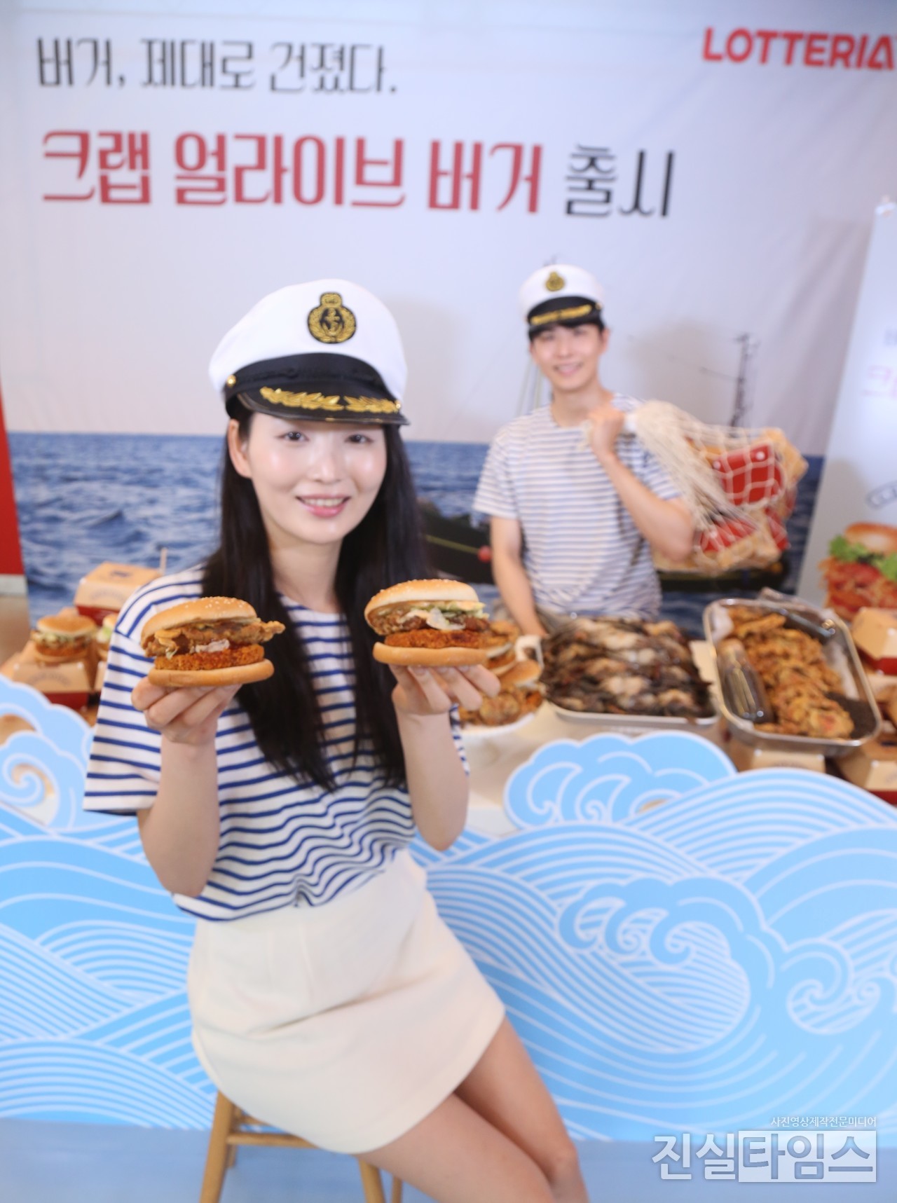 '이덕화가 바다를 통을 건진 바다맛' 나는 크랩 얼라이브 버거 출시 (서울=진실타임스) 이윤영 기자 = 롯데 GRS(대표 차우철)가 운영하는 버거 프랜차이즈 롯데리아가 원물을 그대로 살린 독보적인 외관의 소프트쉘크랩이 통째로 담긴 신메뉴 '크랩 얼라이브 버거' 2정 한정 출시 기념 포토세션이 21일 오전 9시 30분 서울 중구 을지로 251 1층 롯데리아 동대문역사문화공원역점에서 출시 기념해 남녀모델들이 신메뉴 '크랩 얼라이브 버거' 2정을 선보이고 있다. 이번 제품의 영상 모델로 선정된 이덕회 씨가 버거를 바다에서 통으로 건졌다는 낚시 광고 컨셉과 유사하게 마린룩을 입은 남녀 모델이 바다에서 통으로 신메뉴 '크랩 얼라이브 버거'를 '게'와 함께 건지는 컨셉으로 선보였다. 2025.5.21 jinsiltimesdesk@jinsiltimes.org