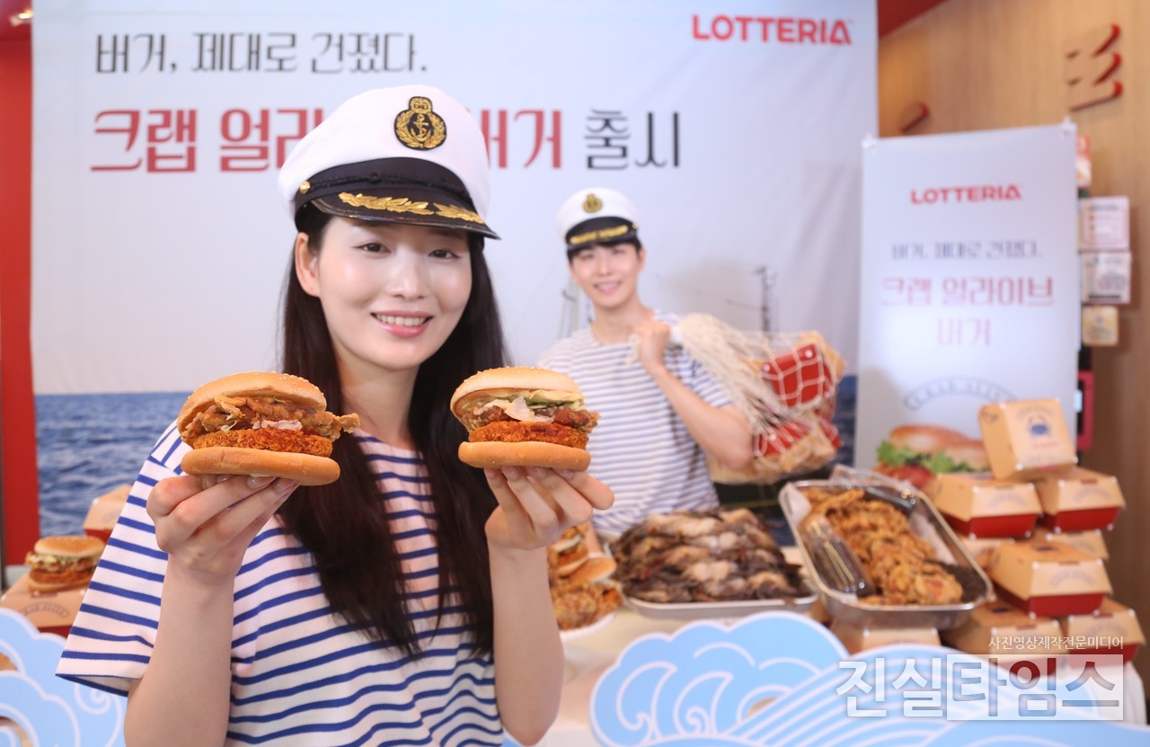 신메뉴 '크랩 얼라이브 버거' 2정​​​​​​​과 함께 즐겨보세요~ (서울=진실타임스) 이윤영 기자 = 롯데 GRS(대표 차우철)가 운영하는 버거 프랜차이즈 롯데리아가 원물을 그대로 살린 독보적인 외관의 소프트쉘크랩이 통째로 담긴 신메뉴 '크랩 얼라이브 버거' 2정 한정 출시 기념 포토세션이 21일 오전 9시 30분 서울 중구 을지로 251 1층 롯데리아 동대문역사문화공원역점에서 출시 기념해 남녀모델들이 신메뉴 '크랩 얼라이브 버거' 2정을 선보이고 있다. 이번 제품의 영상 모델로 선정된 이덕회 씨가 버거를 바다에서 통으로 건졌다는 낚시 광고 컨셉과 유사하게 마린룩을 입은 남녀 모델이 바다에서 통으로 신메뉴 '크랩 얼라이브 버거'를 '게'와 함께 건지는 컨셉으로 선보였다. 2025.5.21 jinsiltimesdesk@jinsiltimes.org