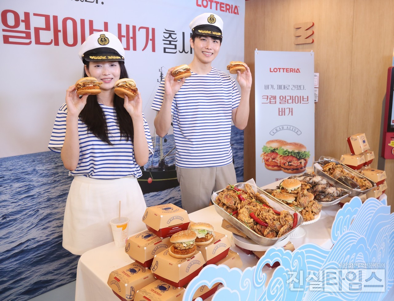 롯데리아, '버거, 제대로 건졌다' 크랩 얼라이브 버거 함께 하세요~ (서울=진실타임스) 이윤영 기자 = 롯데 GRS(대표 차우철)가 운영하는 버거 프랜차이즈 롯데리아가 원물을 그대로 살린 독보적인 외관의 소프트쉘크랩이 통째로 담긴 신메뉴 '크랩 얼라이브 버거' 2정 한정 출시 기념 포토세션이 21일 오전 9시 30분 서울 중구 을지로 251 1층 롯데리아 동대문역사문화공원역점에서 출시 기념해 남녀모델들이 신메뉴 '크랩 얼라이브 버거' 2정을 선보이고 있다. 이번 제품의 영상 모델로 선정된 이덕회 씨가 버거를 바다에서 통으로 건졌다는 낚시 광고 컨셉과 유사하게 마린룩을 입은 남녀 모델이 바다에서 통으로 신메뉴 '크랩 얼라이브 버거'를 '게'와 함께 건지는 컨셉으로 선보였다. 2025.5.21 jinsiltimesdesk@jinsiltimes.org