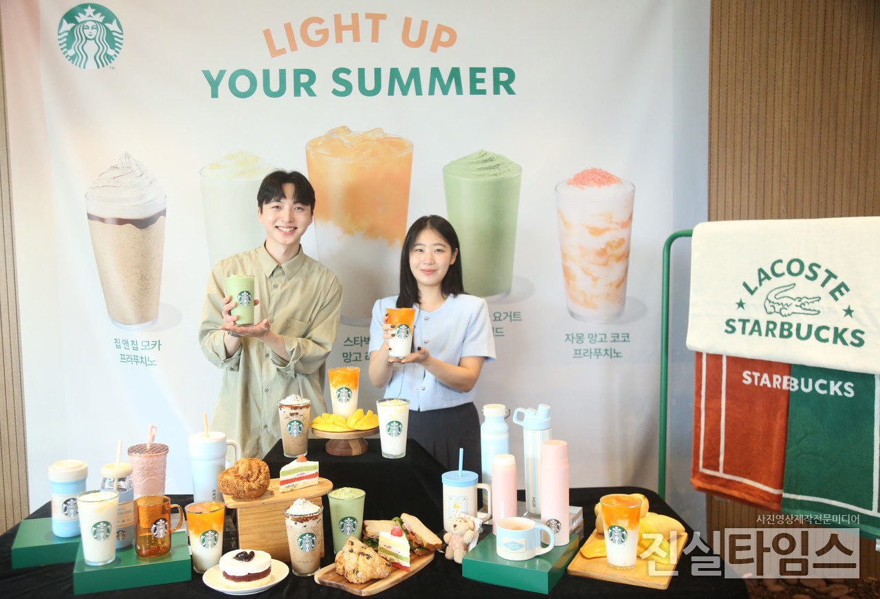 ‘망고부터 요거트까지!’ 스타벅스, 상큼한 여름 신메뉴 출시 (서울=진실타임스) 이윤영 기자 = 스타벅스코리아가 18일일 오전 9시 서울 용산구 한강대로 372 KDB생명타워 4층 스타벅스 서울역 아카데미에서 열린 ‘망고부터 요거트까지!’ 스타벅스, 상큼한 여름 신메뉴 출시 포토세션에서 직원 모델들이 관련 신제품을 홍보하고 있다. 스타벅스 코리아(대표이사 손정현)가 18일부터 무더운 여름을 시원하게 보낼 수 있는 음료 4종을 새롭게 선보인다. 한편, 특별히 신규 음료 3종인 칩 앤 칩 모카 프라푸치노, 피치 요거트 블렌디드, 제주 말차 요거트 블렌디드는 상시 판매 음료로 출시 되어 여름이 끝나도 계속해서 즐길 수 있다. 스타벅스가 상시 판매하는 커피 프라푸치노를 새롭게 선보이는 것은 ‘더블 에스프레소 칩 프라푸치노’ 출시 이후 약 5년 만으로 고객들의 선택지를 더욱 넓혀 줄 전망이다. 2025.6.18 jinsiltimesdesk@jinsiltimes.org