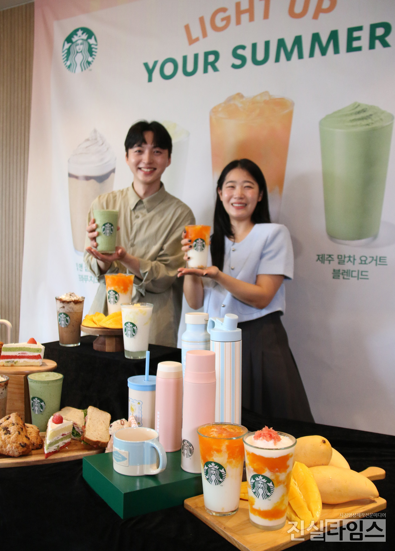 ‘망고부터 요거트까지!’ 올 여름 맛보세요~ (서울=진실타임스) 이윤영 기자 = 스타벅스코리아가 18일일 오전 9시 서울 용산구 한강대로 372 KDB생명타워 4층 스타벅스 서울역 아카데미에서 열린 ‘망고부터 요거트까지!’ 스타벅스, 상큼한 여름 신메뉴 출시 포토세션에서 직원 모델들이 관련 신제품을 홍보하고 있다. 스타벅스 코리아(대표이사 손정현)가 18일부터 무더운 여름을 시원하게 보낼 수 있는 음료 4종을 새롭게 선보인다. 한편, 특별히 신규 음료 3종인 칩 앤 칩 모카 프라푸치노, 피치 요거트 블렌디드, 제주 말차 요거트 블렌디드는 상시 판매 음료로 출시 되어 여름이 끝나도 계속해서 즐길 수 있다. 스타벅스가 상시 판매하는 커피 프라푸치노를 새롭게 선보이는 것은 ‘더블 에스프레소 칩 프라푸치노’ 출시 이후 약 5년 만으로 고객들의 선택지를 더욱 넓혀 줄 전망이다. 2025.6.18 jinsiltimesdesk@jinsiltimes.org