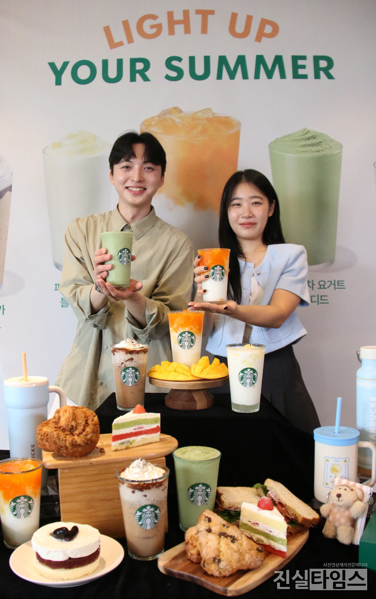 신메뉴와 함께 올 여름 즐겨보세요~ (서울=진실타임스) 이윤영 기자 = 스타벅스코리아가 18일일 오전 9시 서울 용산구 한강대로 372 KDB생명타워 4층 스타벅스 서울역 아카데미에서 열린 ‘망고부터 요거트까지!’ 스타벅스, 상큼한 여름 신메뉴 출시 포토세션에서 직원 모델들이 관련 신제품을 홍보하고 있다. 스타벅스 코리아(대표이사 손정현)가 18일부터 무더운 여름을 시원하게 보낼 수 있는 음료 4종을 새롭게 선보인다. 한편, 특별히 신규 음료 3종인 칩 앤 칩 모카 프라푸치노, 피치 요거트 블렌디드, 제주 말차 요거트 블렌디드는 상시 판매 음료로 출시 되어 여름이 끝나도 계속해서 즐길 수 있다. 스타벅스가 상시 판매하는 커피 프라푸치노를 새롭게 선보이는 것은 ‘더블 에스프레소 칩 프라푸치노’ 출시 이후 약 5년 만으로 고객들의 선택지를 더욱 넓혀 줄 전망이다. 2025.6.18 jinsiltimesdesk@jinsiltimes.org