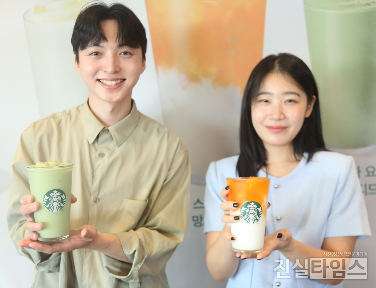 스타벅스, 상큼한 여름 신메뉴와 함께 즐겨요~ (서울=진실타임스) 이윤영 기자 = 스타벅스코리아가 18일일 오전 9시 서울 용산구 한강대로 372 KDB생명타워 4층 스타벅스 서울역 아카데미에서 열린 ‘망고부터 요거트까지!’ 스타벅스, 상큼한 여름 신메뉴 출시 포토세션에서 직원 모델들이 관련 신제품을 홍보하고 있다. 스타벅스 코리아(대표이사 손정현)가 18일부터 무더운 여름을 시원하게 보낼 수 있는 음료 4종을 새롭게 선보인다. 한편, 특별히 신규 음료 3종인 칩 앤 칩 모카 프라푸치노, 피치 요거트 블렌디드, 제주 말차 요거트 블렌디드는 상시 판매 음료로 출시 되어 여름이 끝나도 계속해서 즐길 수 있다. 스타벅스가 상시 판매하는 커피 프라푸치노를 새롭게 선보이는 것은 ‘더블 에스프레소 칩 프라푸치노’ 출시 이후 약 5년 만으로 고객들의 선택지를 더욱 넓혀 줄 전망이다. 2025.6.18 jinsiltimesdesk@jinsiltimes.org